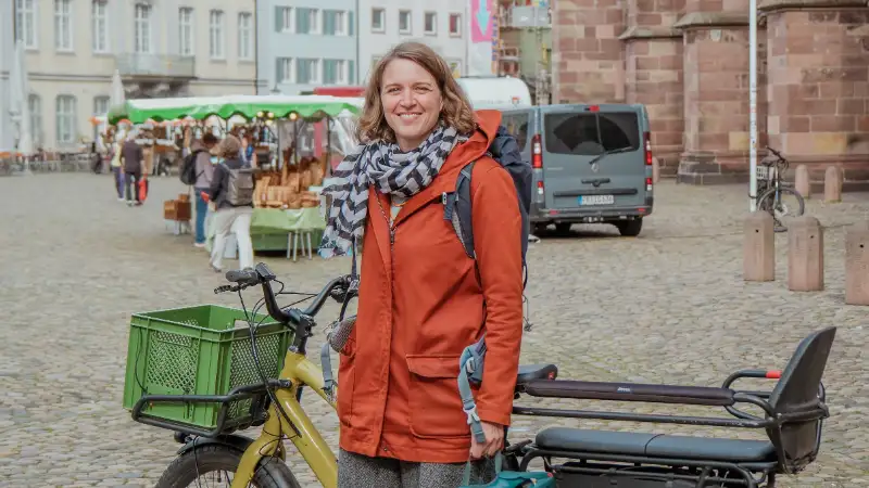 Eva Jerger von der Erzdiözese mit ihrem Lastenrad vor dem Freiburger Münster Eva Jerger von der Erzdiözese mit ihrem Lastenrad vor dem Freiburger Münster