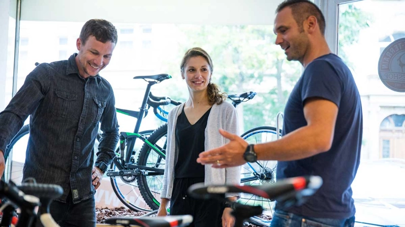 Ein Paar beim Beratungsgespräch beim Fachhändler