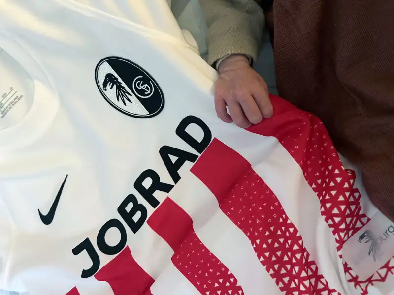 Frisch beschenkt: Baby zupft am SC-Trikot