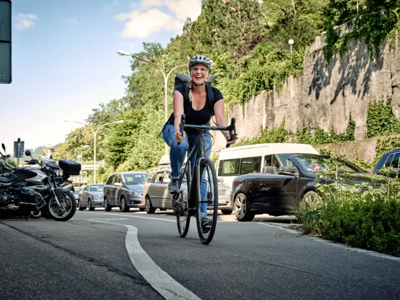 JobRadlerin fährt am Stau vorbei | Presse Downloadbereich