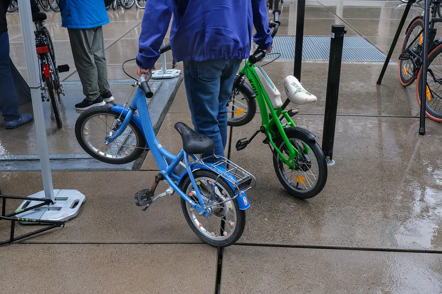 zwei gespendete Kinderfahrräder werden weggetragen